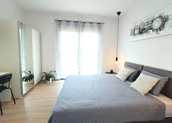 Dali Pomer * بولا